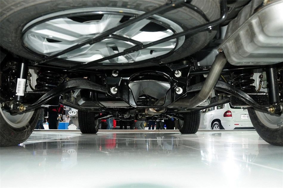 2013款 1.8T MT 汽油两驱智尊版 引擎底盘