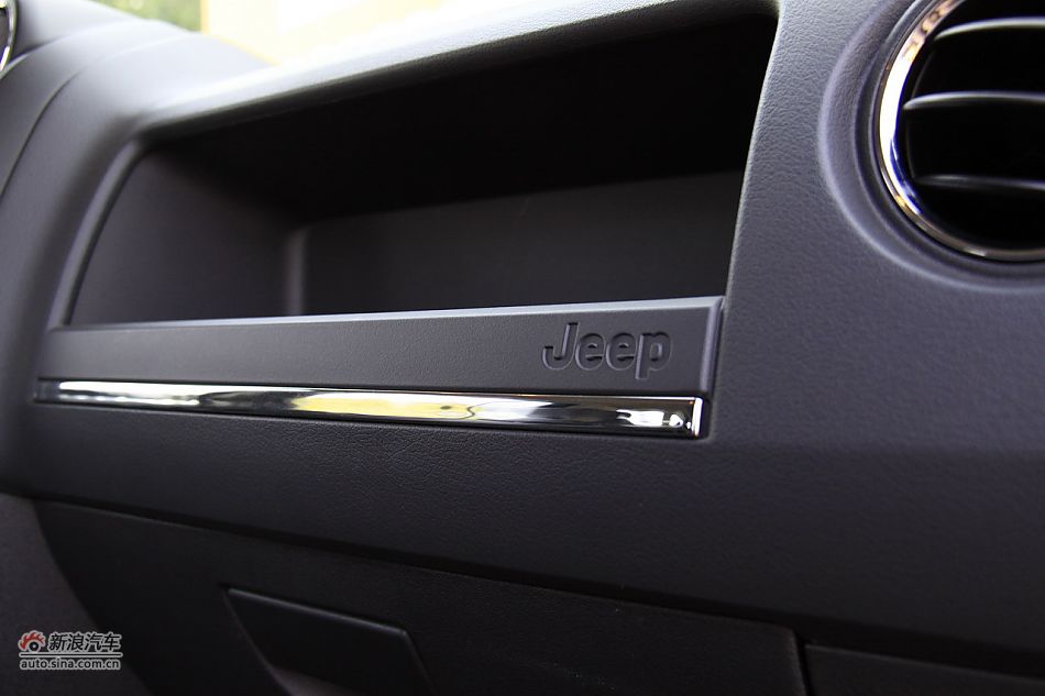 Jeep指南者2.4L CVT豪华版