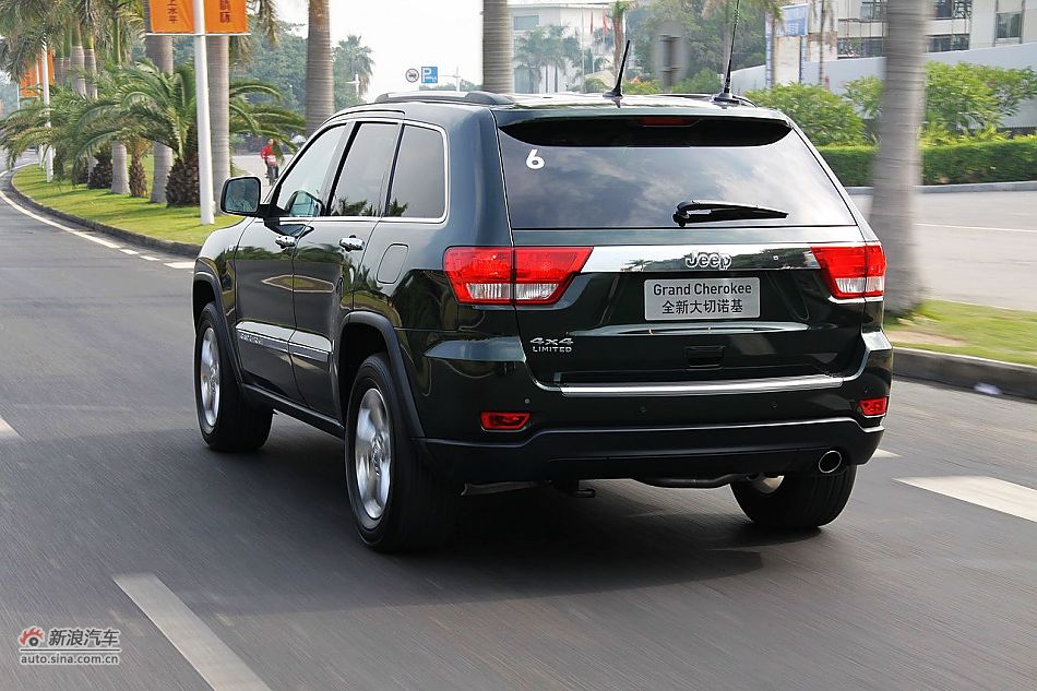 新浪汽车体验试驾全新切诺基-动态