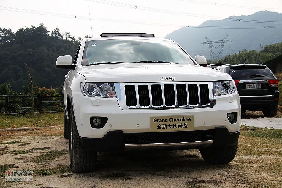 新浪汽车体验试驾全新大切诺基-外观