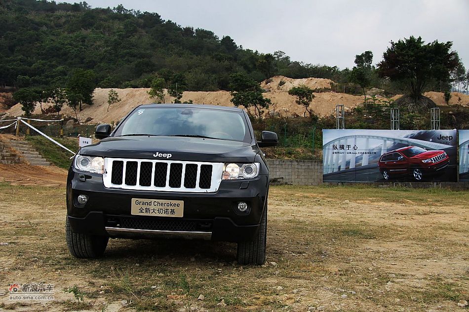 新浪汽车体验试驾全新大切诺基-外观