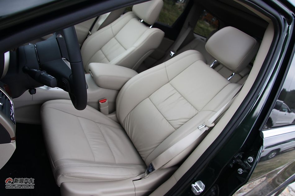 新浪汽车体验试驾全新切诺基-内饰