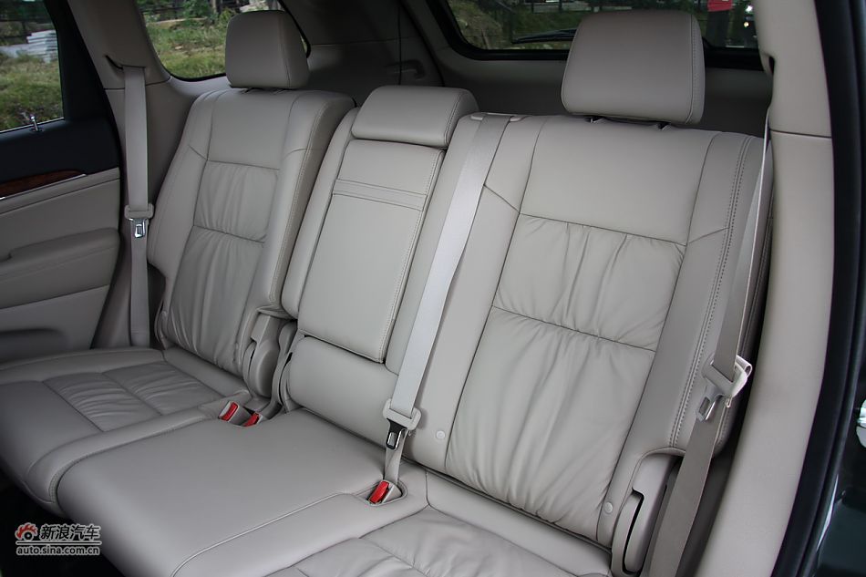 新浪汽车体验试驾全新切诺基-内饰