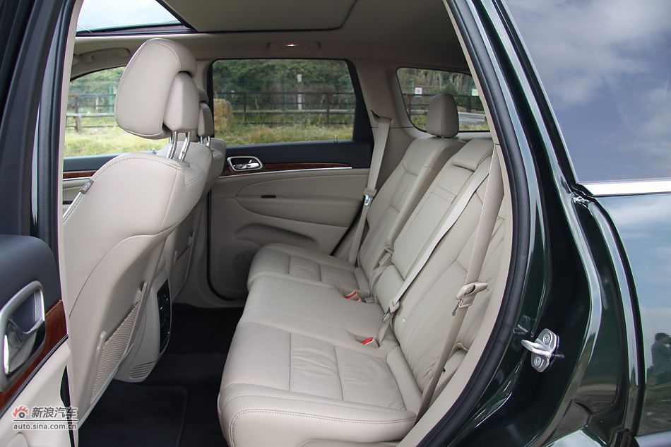 新浪汽车体验试驾全新切诺基-内饰