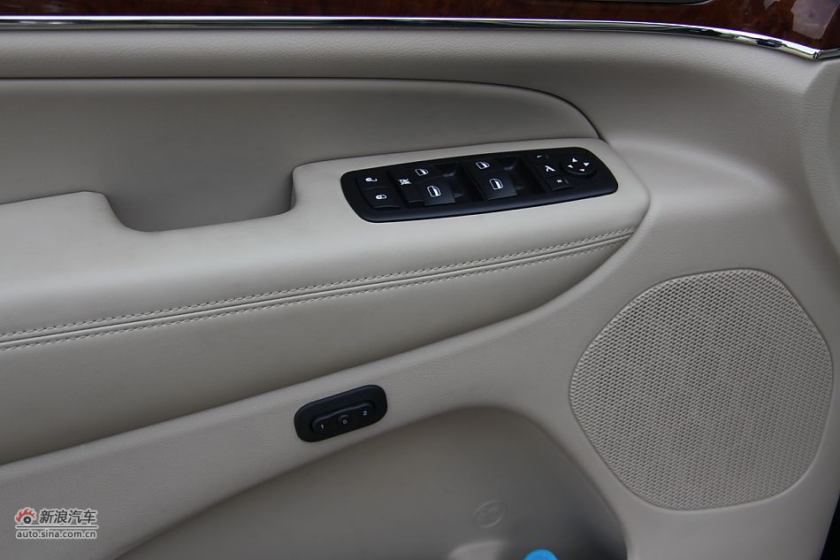 新浪汽车体验试驾全新切诺基-内饰