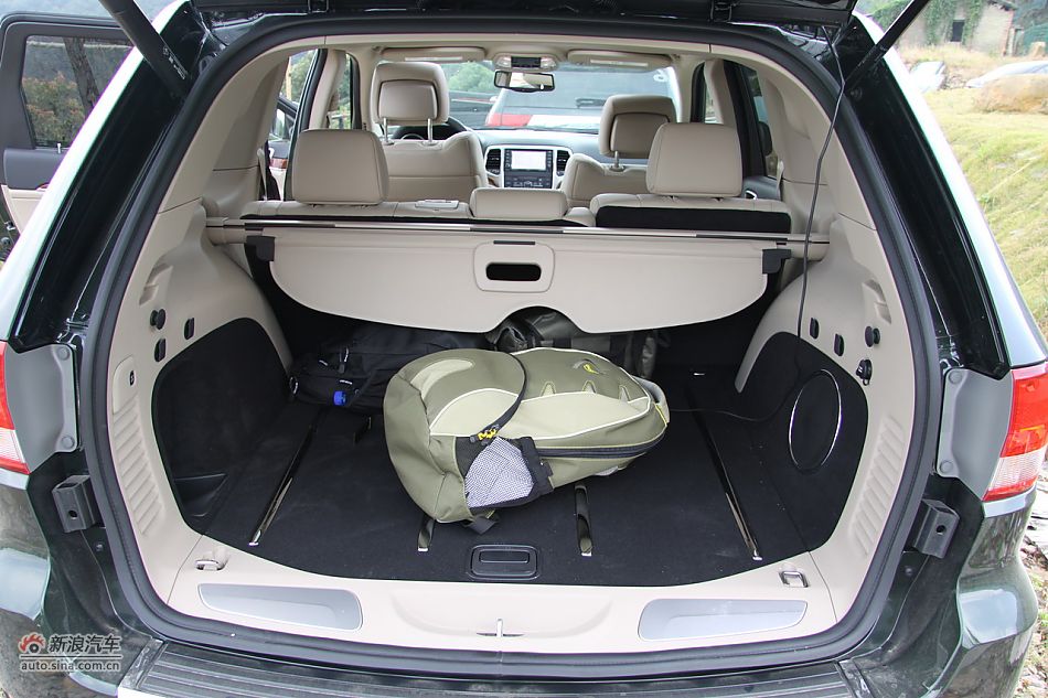 新浪汽车体验试驾全新切诺基-内饰