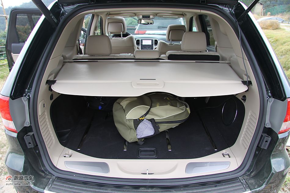 新浪汽车体验试驾全新切诺基-内饰