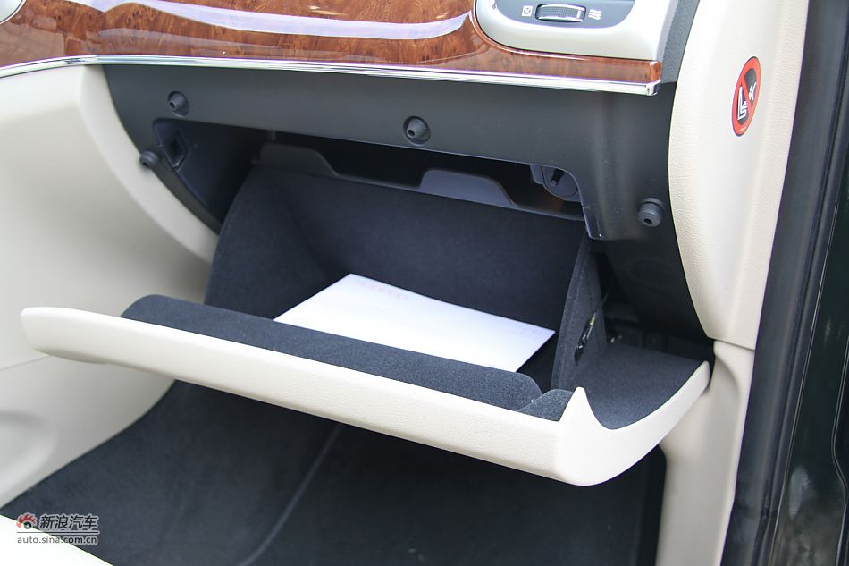 新浪汽车体验试驾全新切诺基-内饰