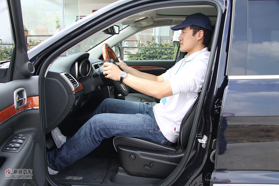 新浪汽车体验试驾全新切诺基-内饰