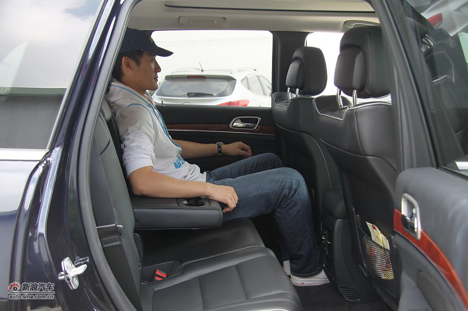新浪汽车体验试驾全新切诺基-内饰