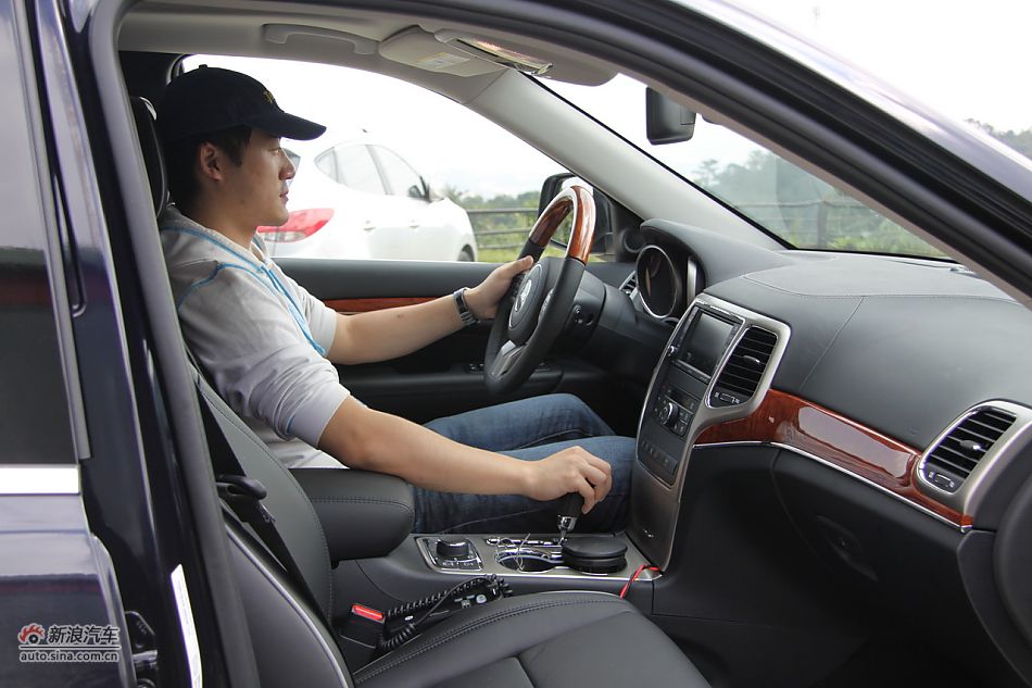 新浪汽车体验试驾全新切诺基-内饰