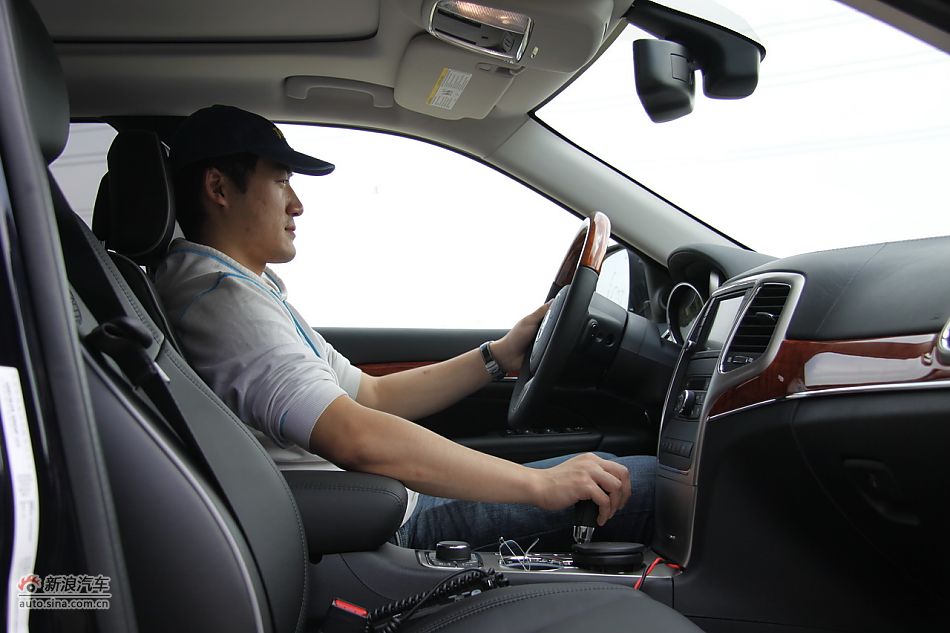 新浪汽车体验试驾全新切诺基-内饰