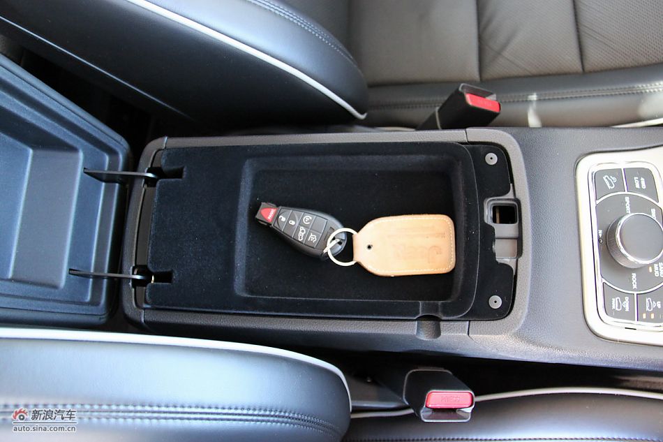 2011款大切诺基内饰