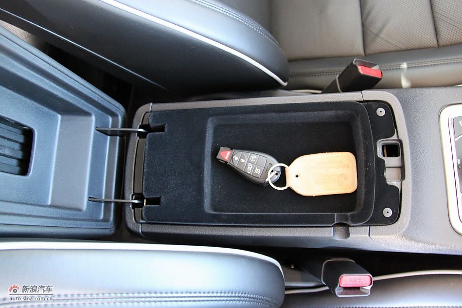 2011款大切诺基内饰