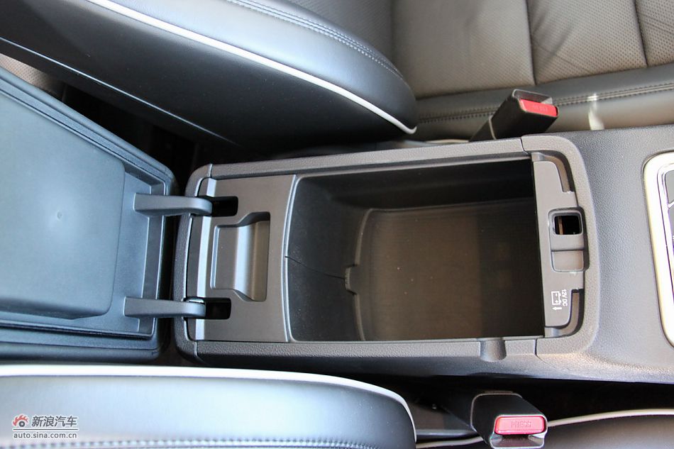 2011款大切诺基内饰