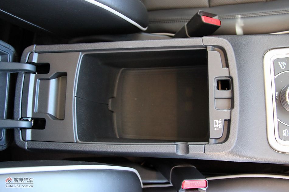 2011款大切诺基内饰