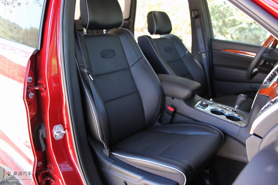 2011款大切诺基内饰