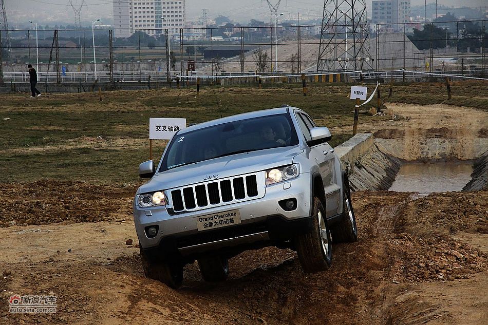 新浪汽车体验试驾全新切诺基-动态