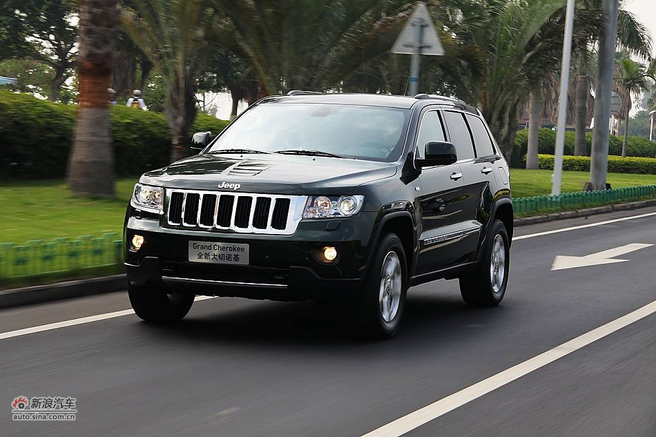 新浪汽车体验试驾全新切诺基-动态