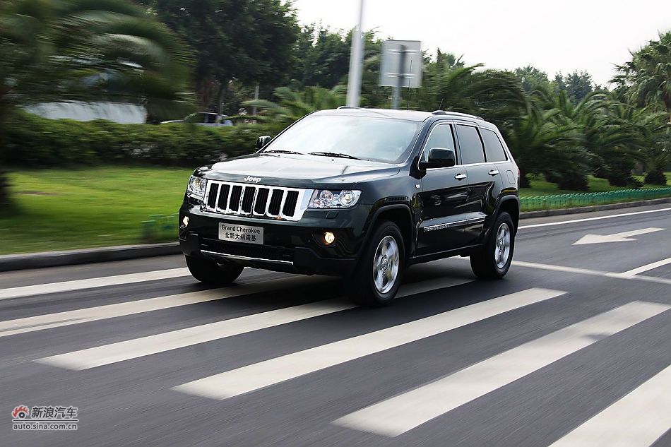 新浪汽车体验试驾全新切诺基-动态