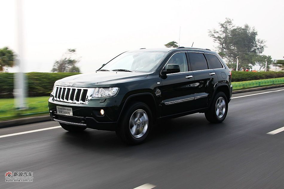 新浪汽车体验试驾全新切诺基-动态