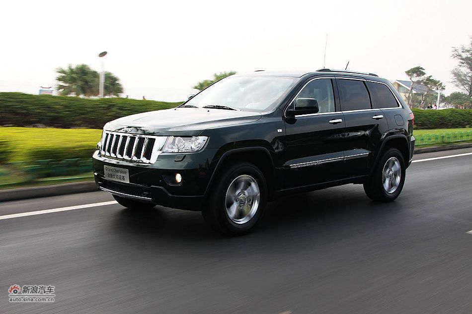 新浪汽车体验试驾全新切诺基-动态