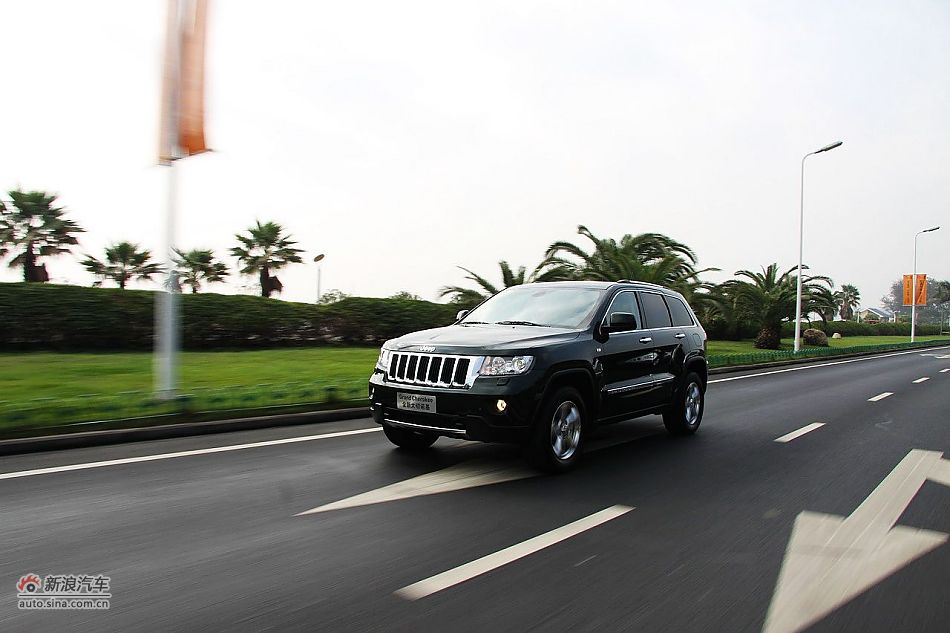 新浪汽车体验试驾全新切诺基-动态