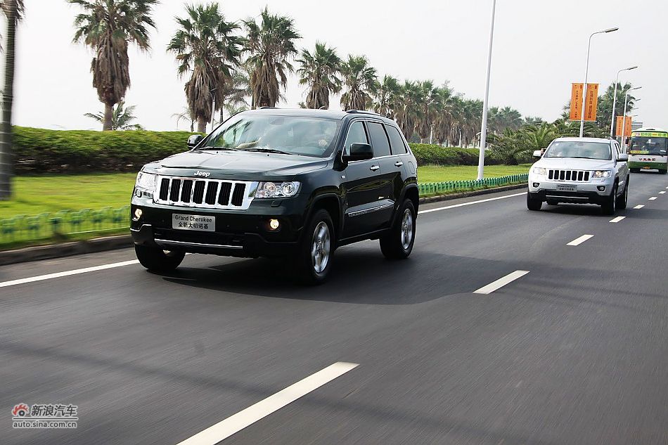 新浪汽车体验试驾全新切诺基-动态