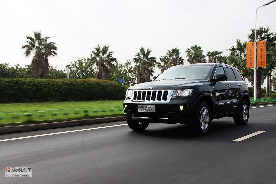 新浪汽车体验试驾全新切诺基-动态