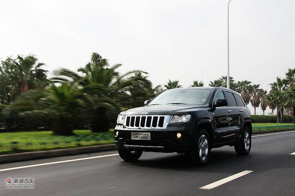 新浪汽车体验试驾全新切诺基-动态