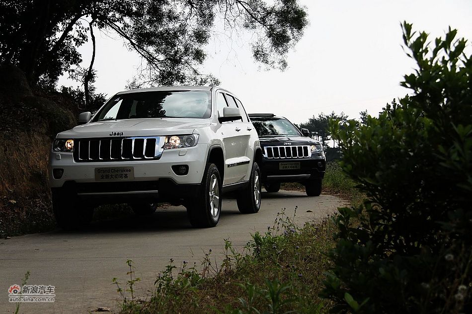 新浪汽车体验试驾全新切诺基-动态