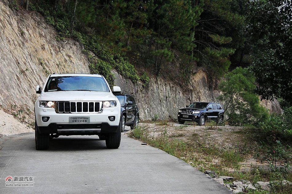 新浪汽车体验试驾全新切诺基-动态