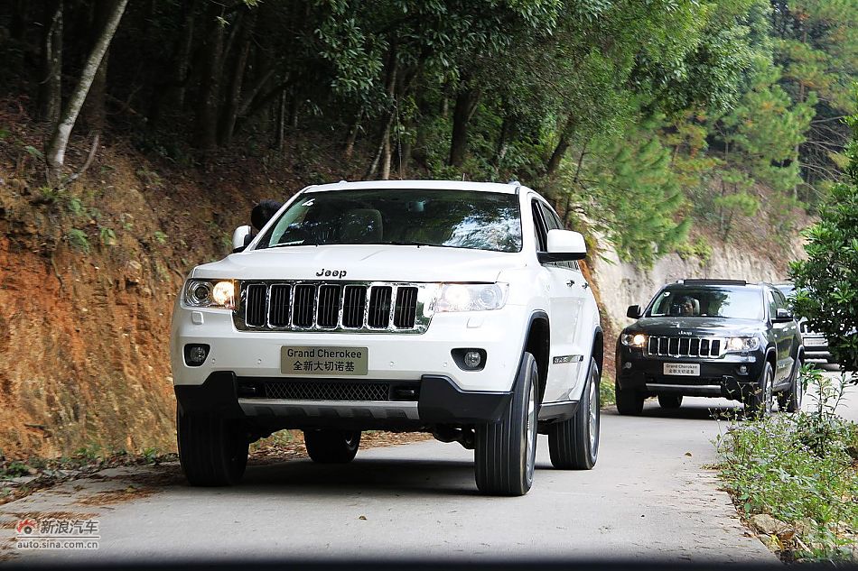 新浪汽车体验试驾全新切诺基-动态