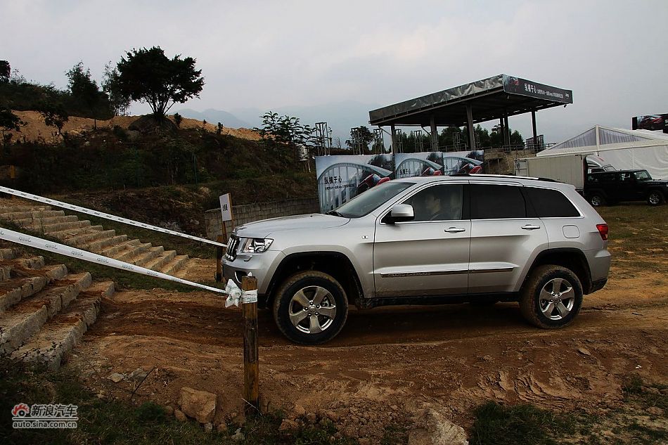 新浪汽车体验试驾全新切诺基-动态