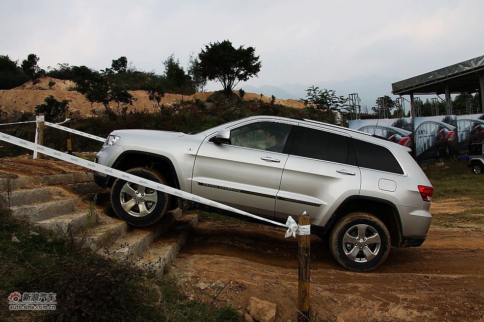 新浪汽车体验试驾全新切诺基-动态