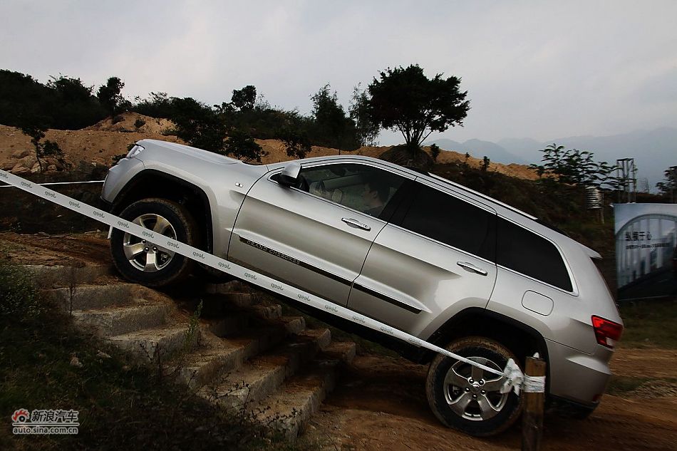 新浪汽车体验试驾全新切诺基-动态