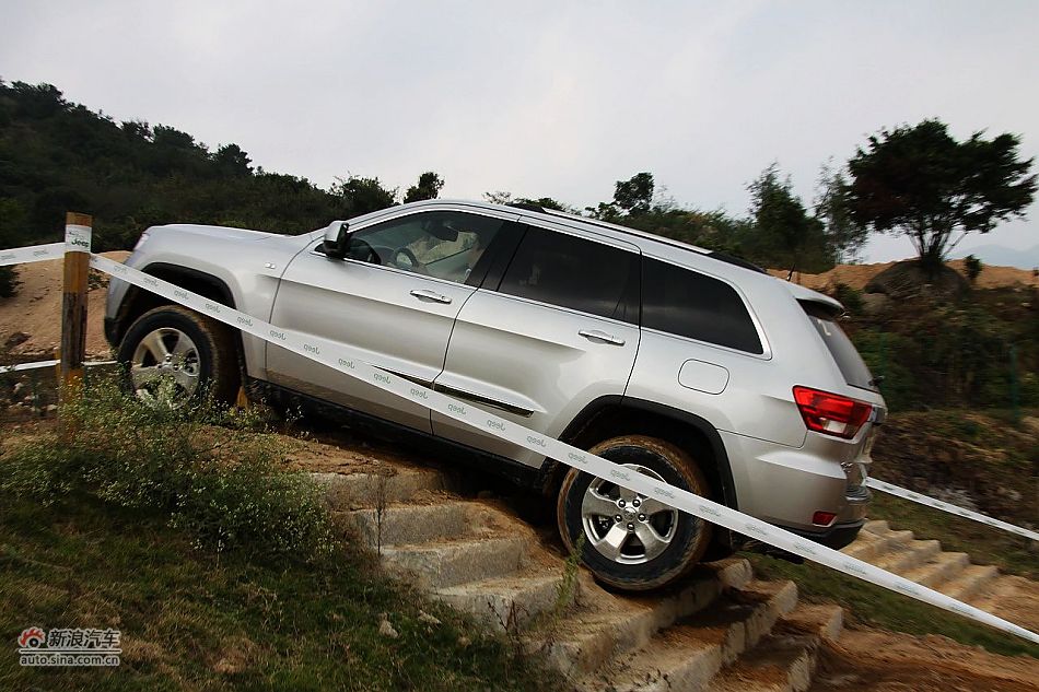 新浪汽车体验试驾全新切诺基-动态