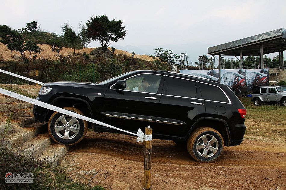 新浪汽车体验试驾全新切诺基-动态
