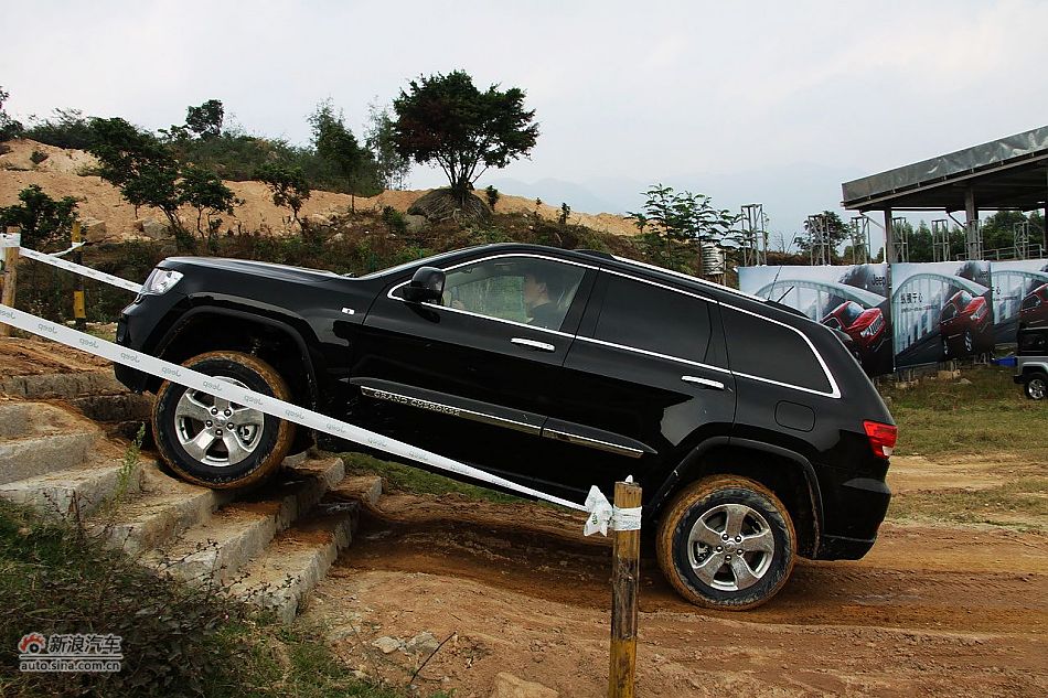 新浪汽车体验试驾全新切诺基-动态