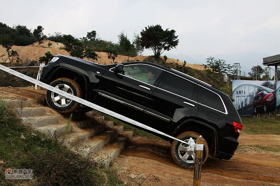 新浪汽车体验试驾全新切诺基-动态