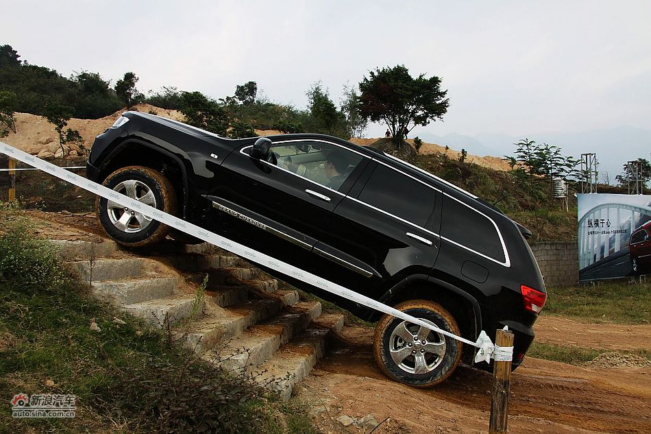 新浪汽车体验试驾全新切诺基-动态