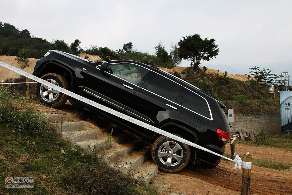 新浪汽车体验试驾全新切诺基-动态