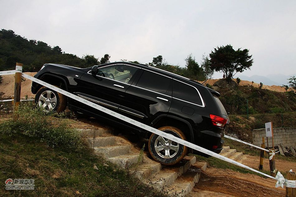 新浪汽车体验试驾全新切诺基-动态