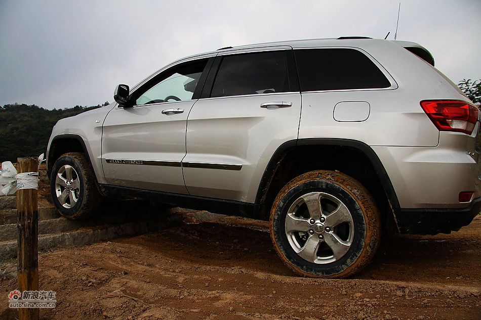 新浪汽车体验试驾全新切诺基-动态