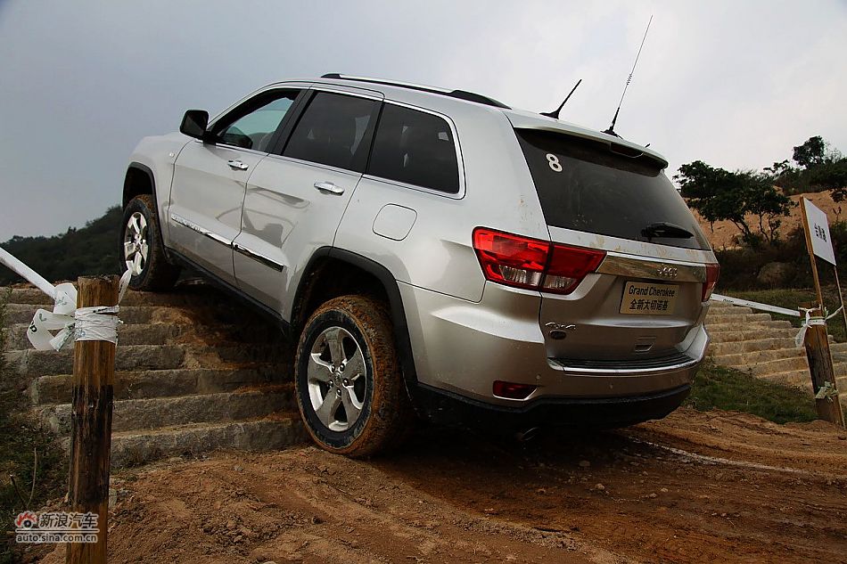 新浪汽车体验试驾全新切诺基-动态