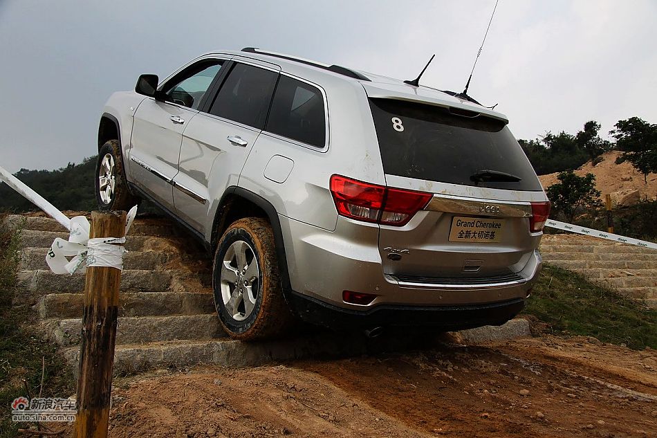 新浪汽车体验试驾全新切诺基-动态