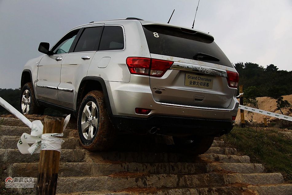 新浪汽车体验试驾全新切诺基-动态