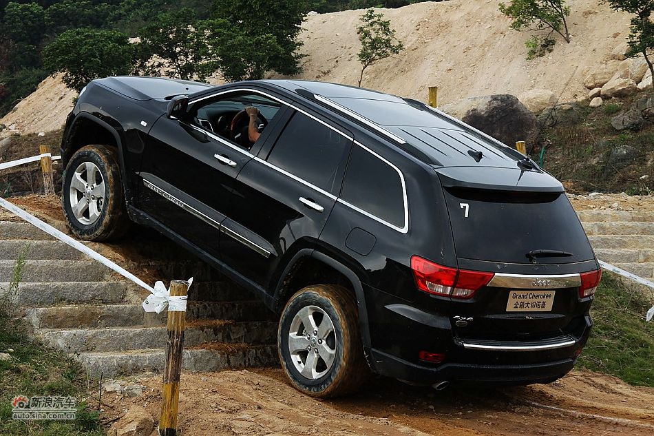 新浪汽车体验试驾全新切诺基-动态