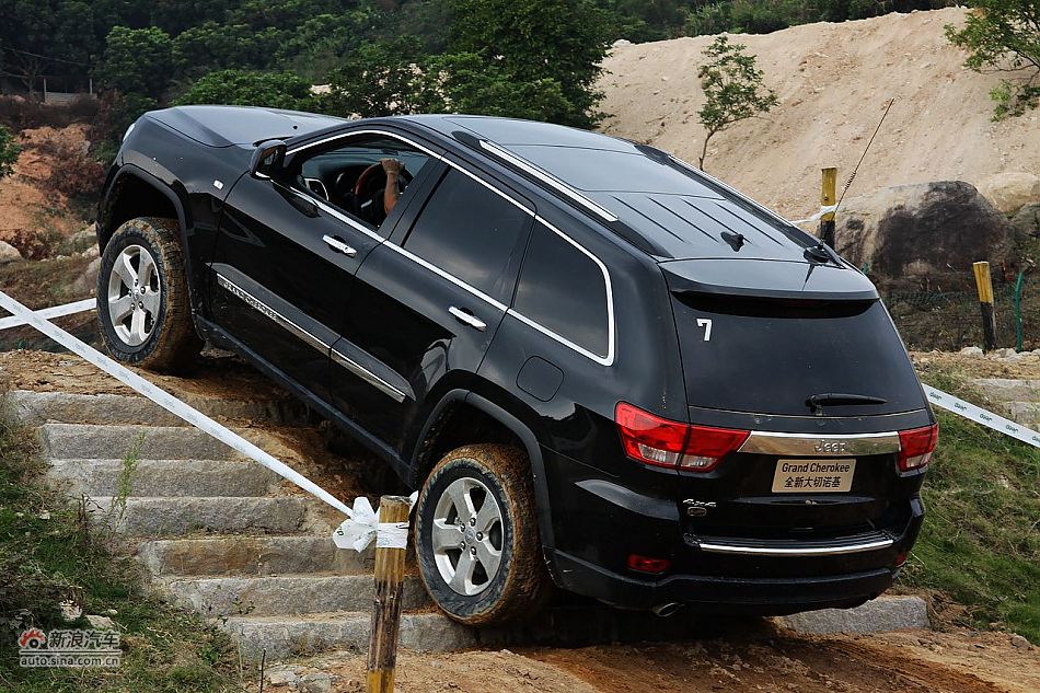 新浪汽车体验试驾全新切诺基-动态
