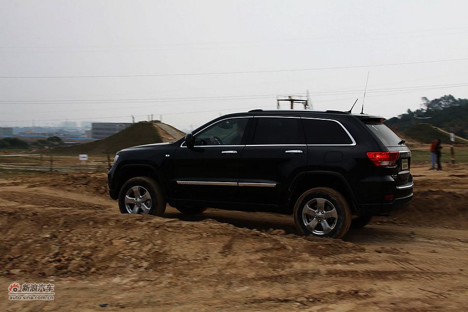 新浪汽车体验试驾全新切诺基-动态